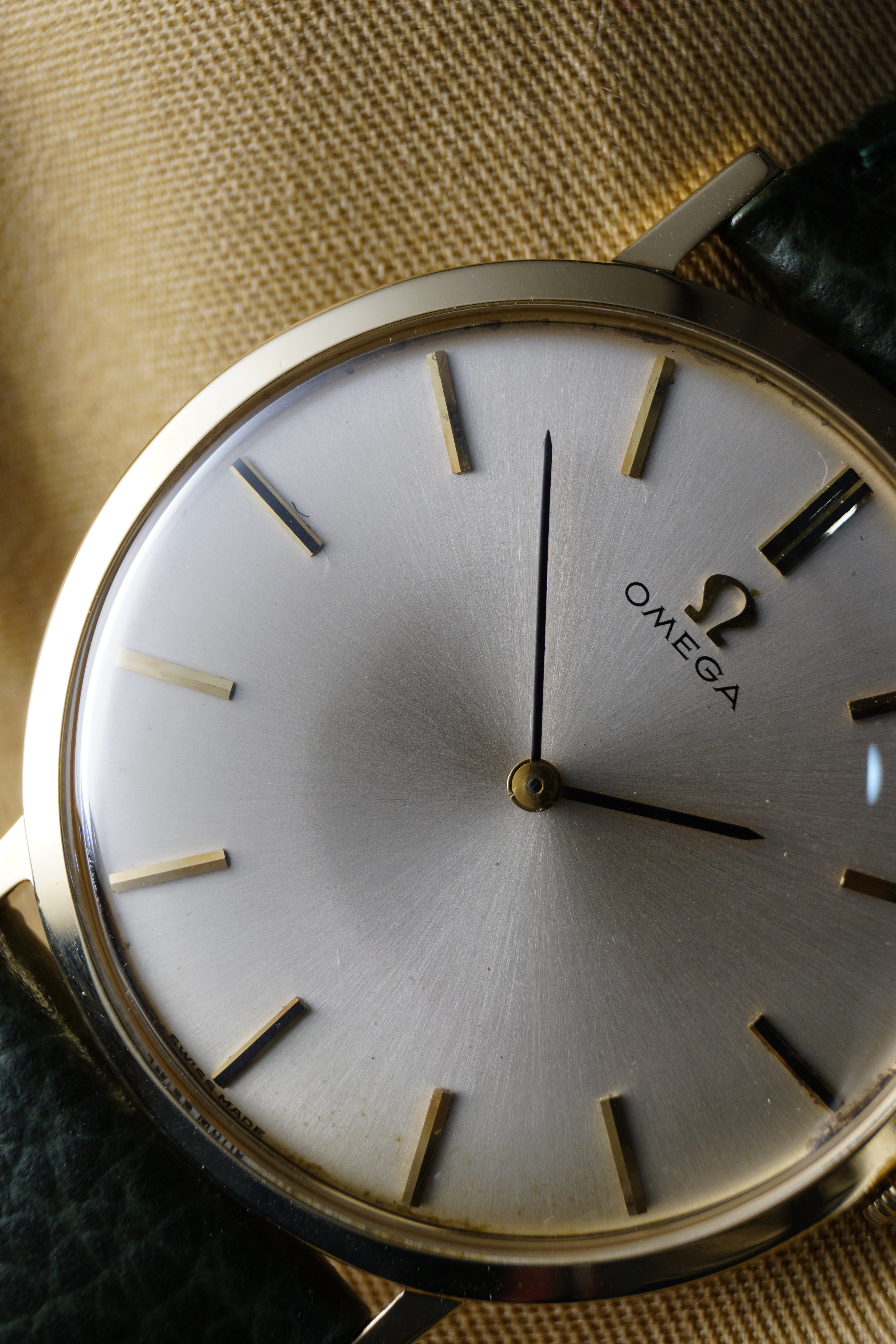 A Refined and Elegant 1970s Gents Omega Dress Watch in Solid 14k Gold – Featuring a Rare Ross Case (US MARKET)