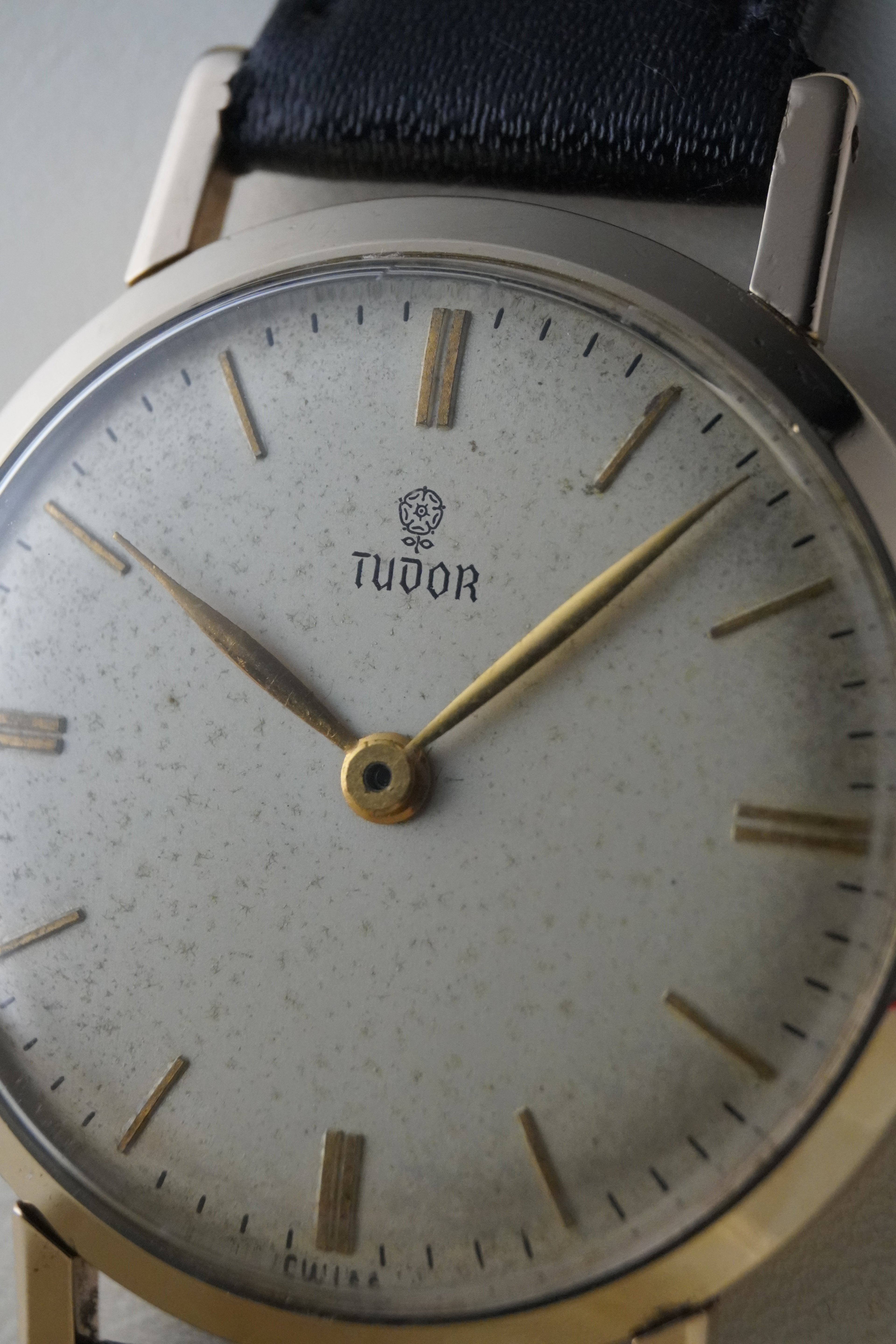 Vintage Tudor Gents Dress Watch – Solid  9ct Gold Gold Rolex-Made Case | Manual Wind