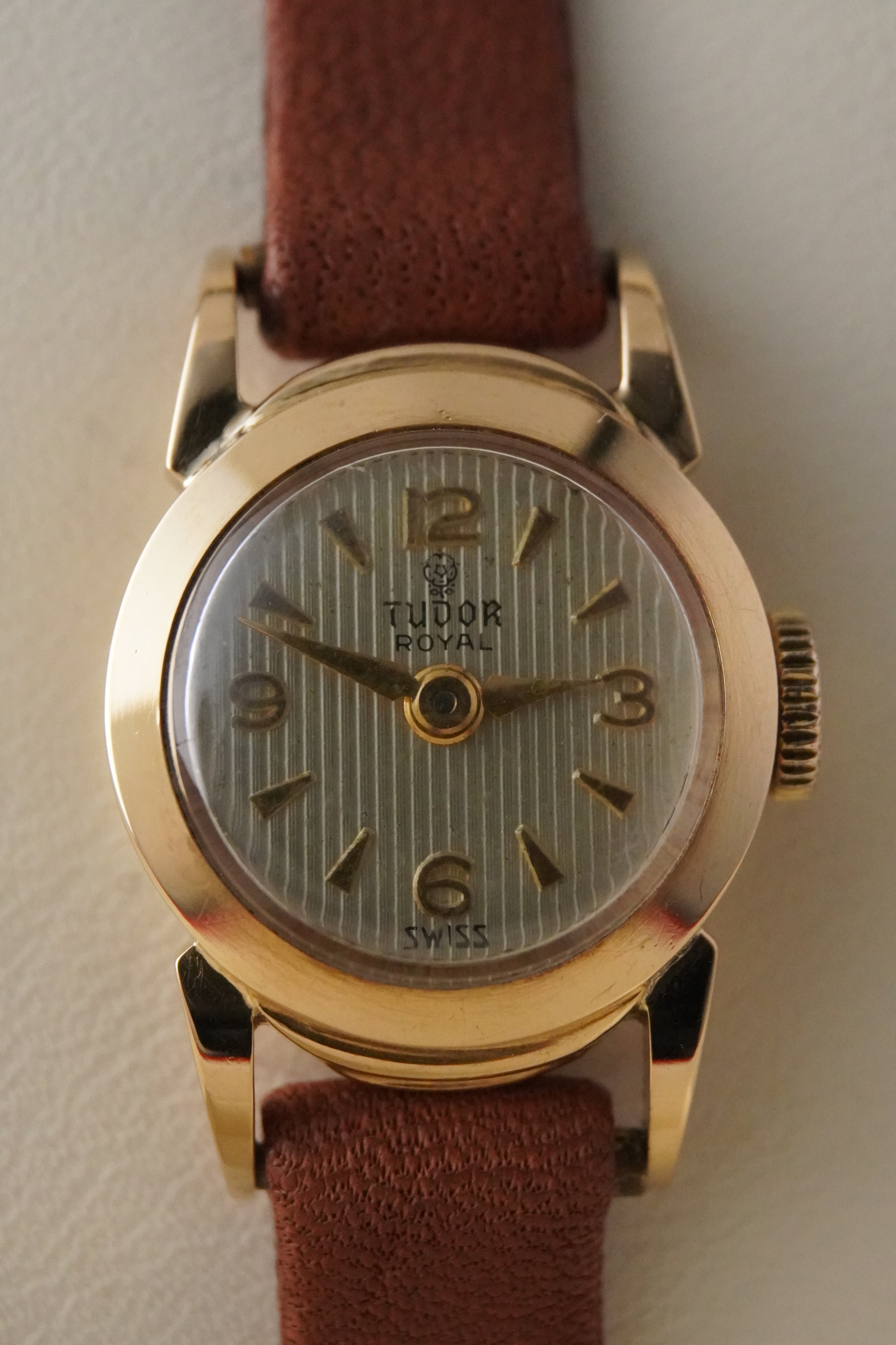 Extremely Rare Ladies Triple-Signed Tudor 18K Solid Yellow Gold Dress Watch (1960s) Cadran strié vertical
