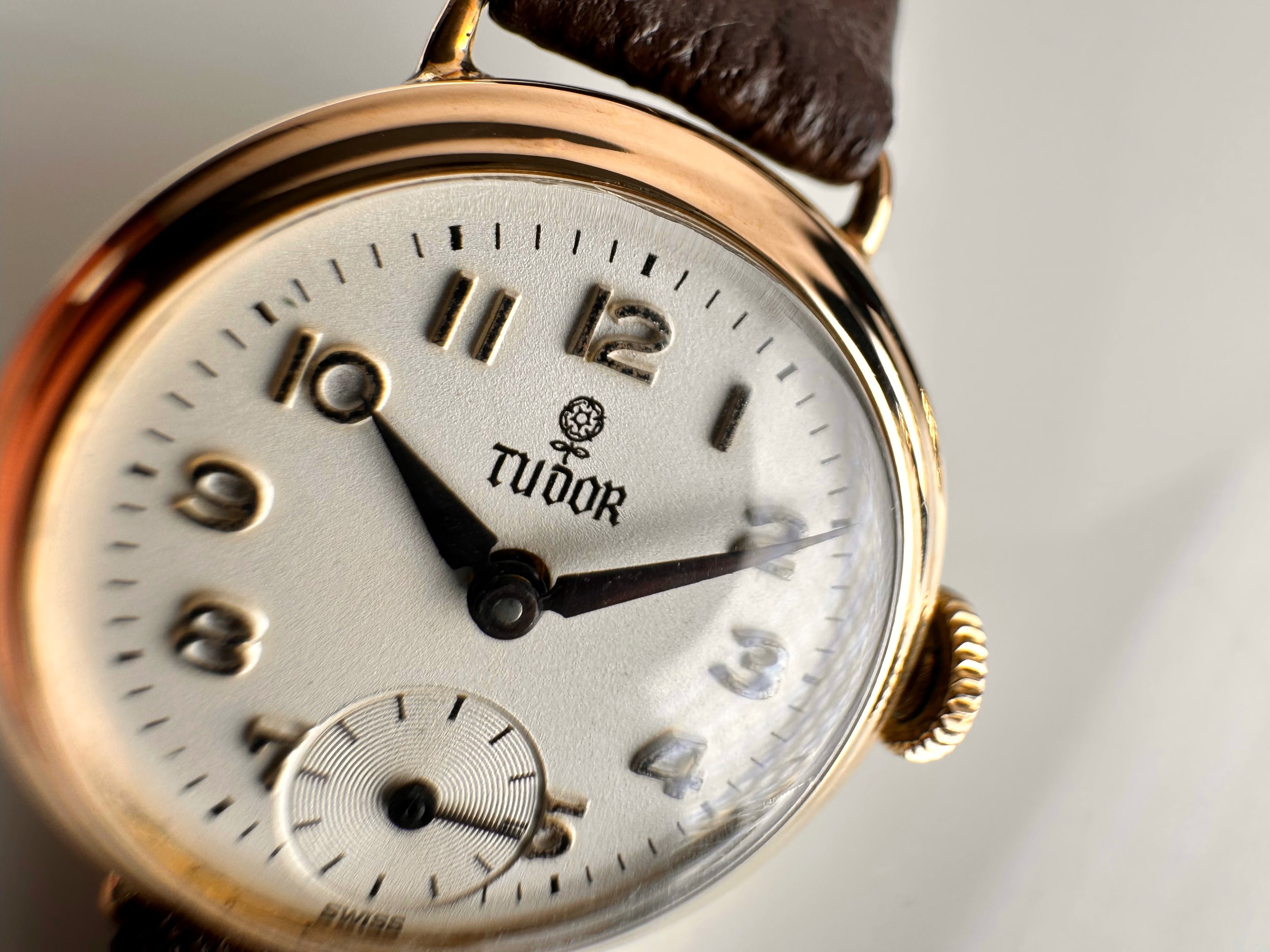 B&S Case Solid 9ct Yellow Gold Ladies Tudor Mechanical Watch Vintage Late 60s