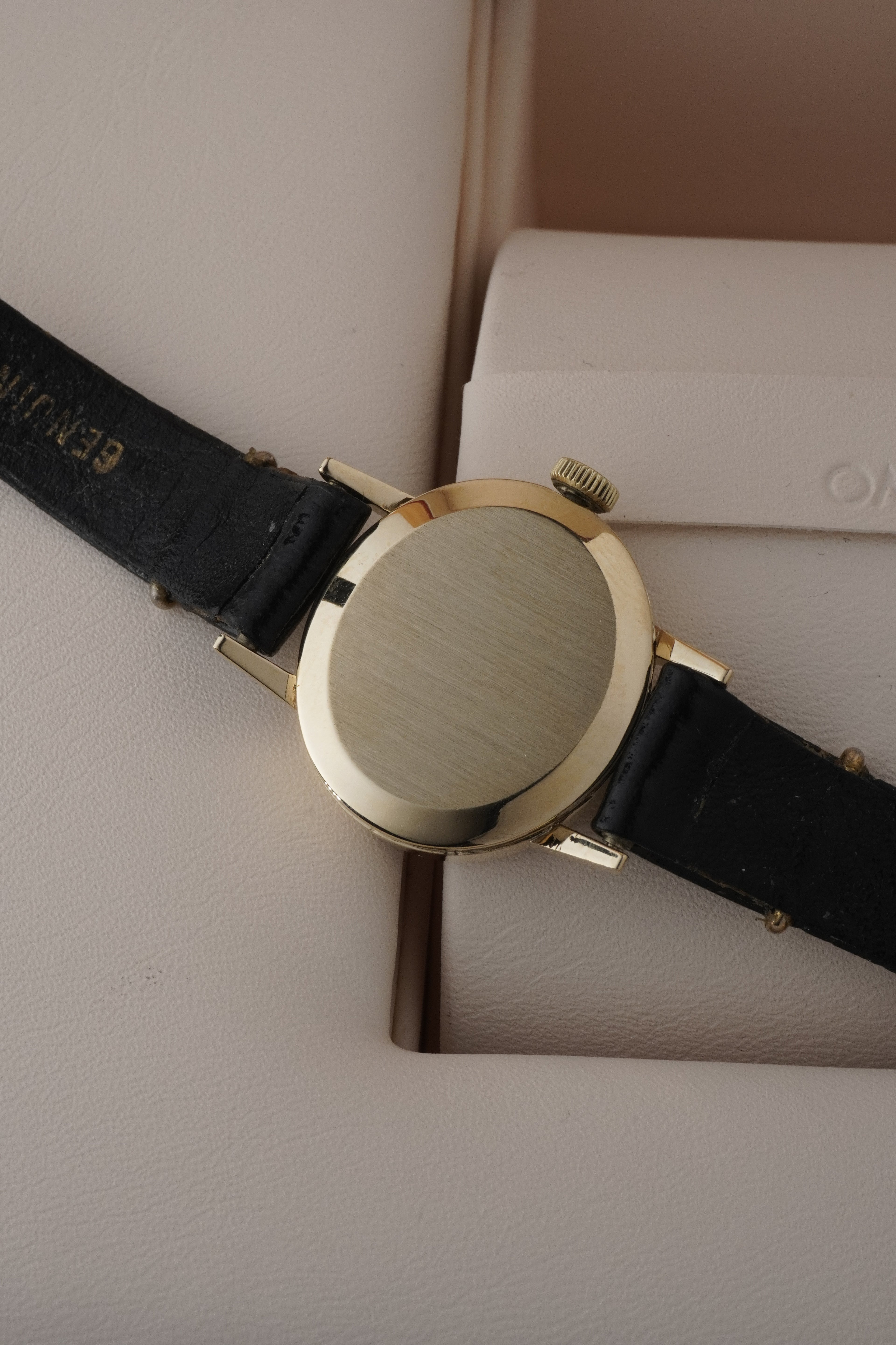 Rare vintage Omega Genève 9ct yellow gold ladies watch with vertical brushed (cadran brossé vertical) dial, gold-tone case, minimalist baton hour markers and black leather strap, Swiss made manual wind dress watch.