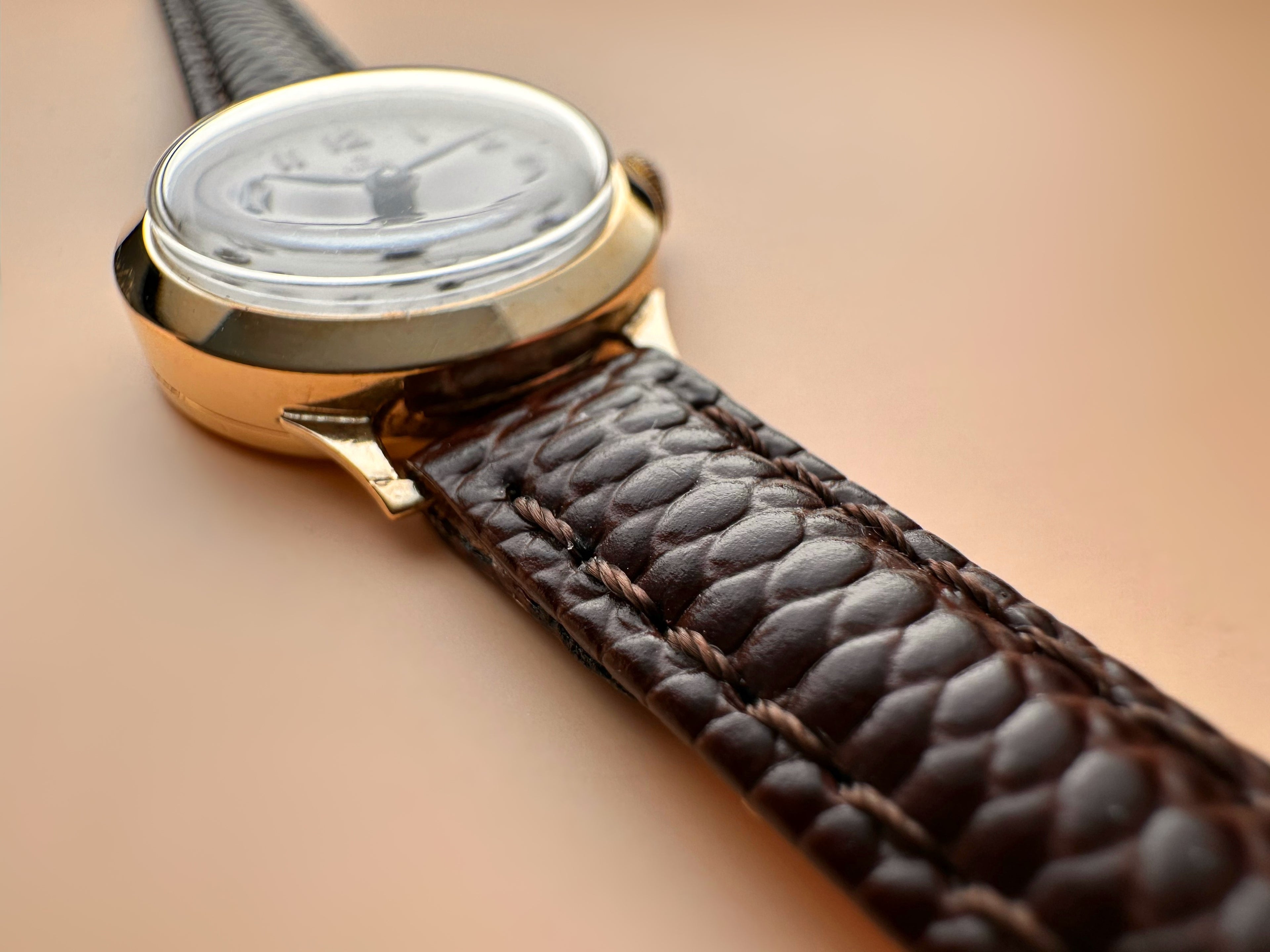 Exceptional Fancy Lugs B.W.C Case Solid 9ct Yellow Gold Ladies Tudor Mechanical Watch 60s
