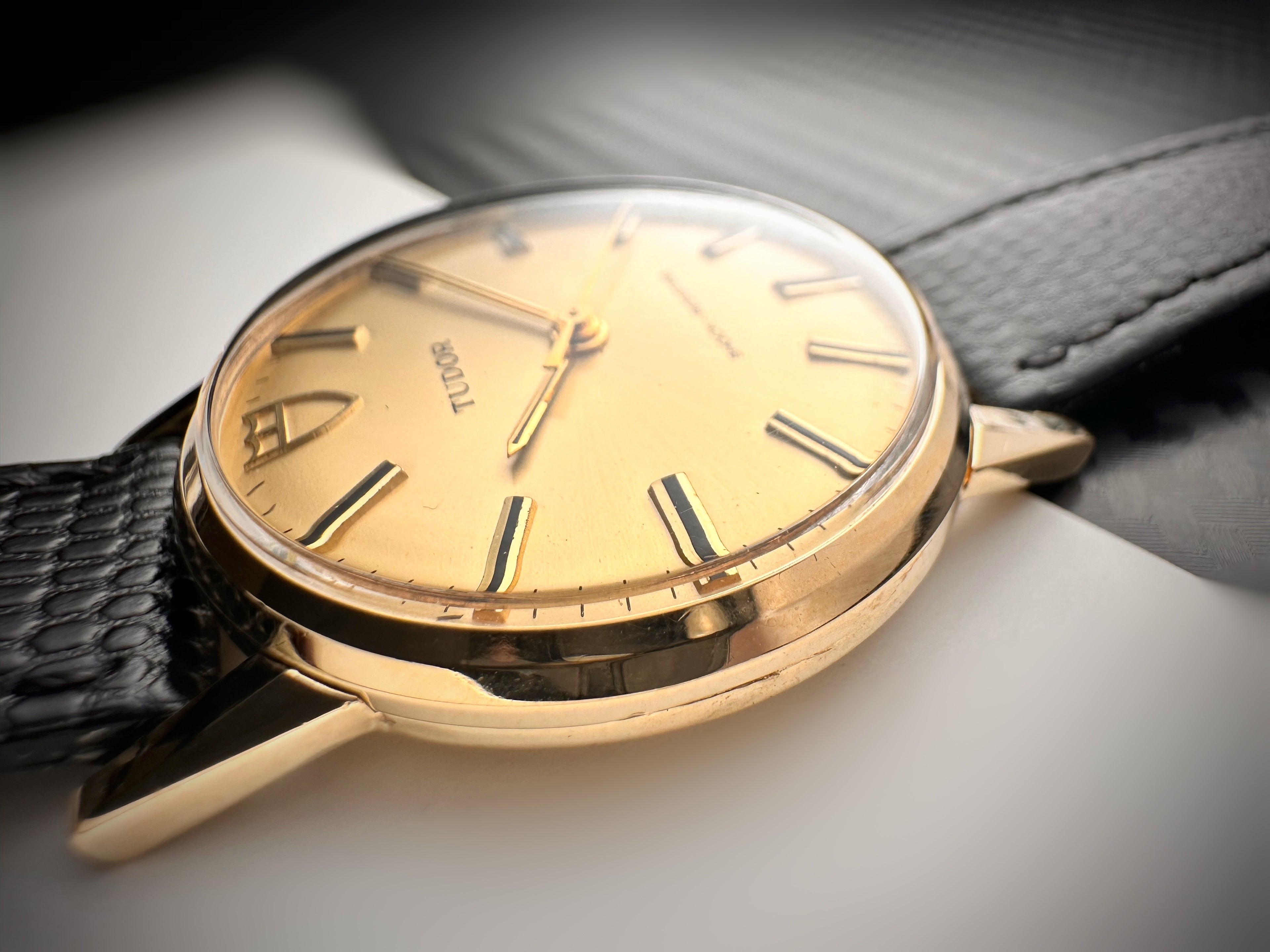 Gorgeous mid 70s Superb Condition Vintage Gents Tudor 9ct Solid Yellow Gold Watch