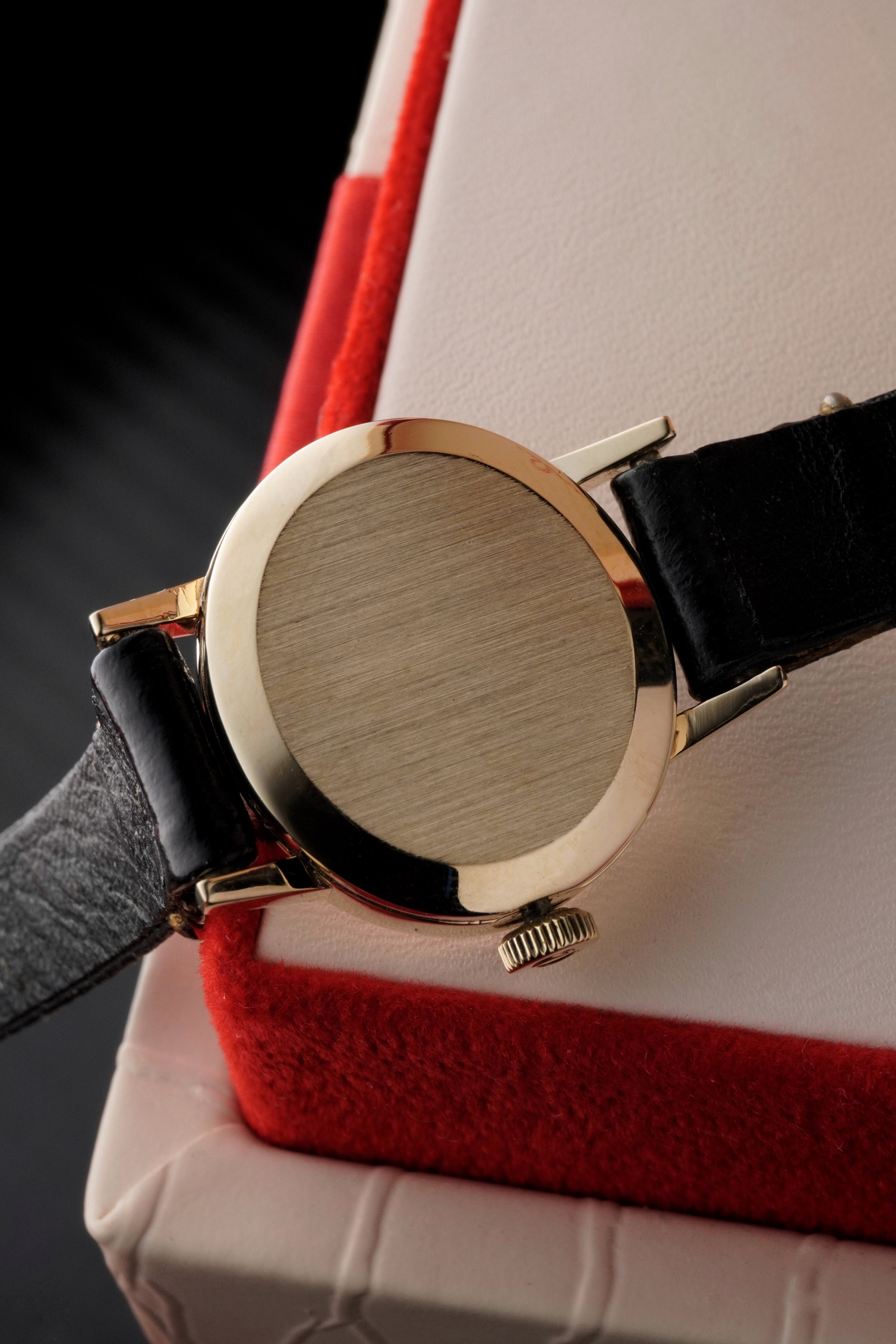 Rare vintage Omega Genève 9ct yellow gold ladies watch with vertical brushed (cadran brossé vertical) dial, gold-tone case, minimalist baton hour markers and black leather strap, Swiss made manual wind dress watch.