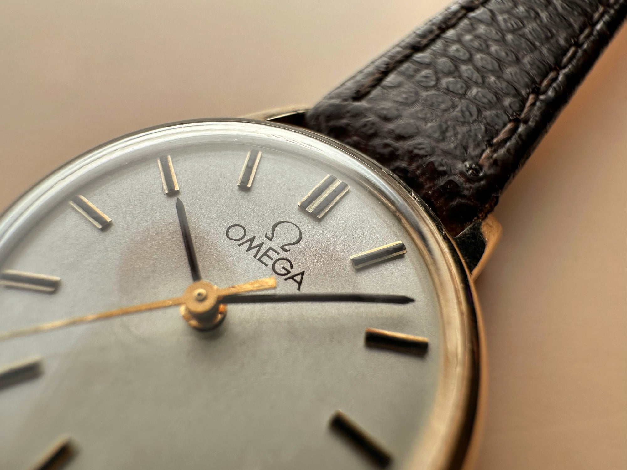 1970s Ladies Omega 9ct Yellow Gold Dress Watch English Case Shackman & Sons, With Central Second Manually Wind