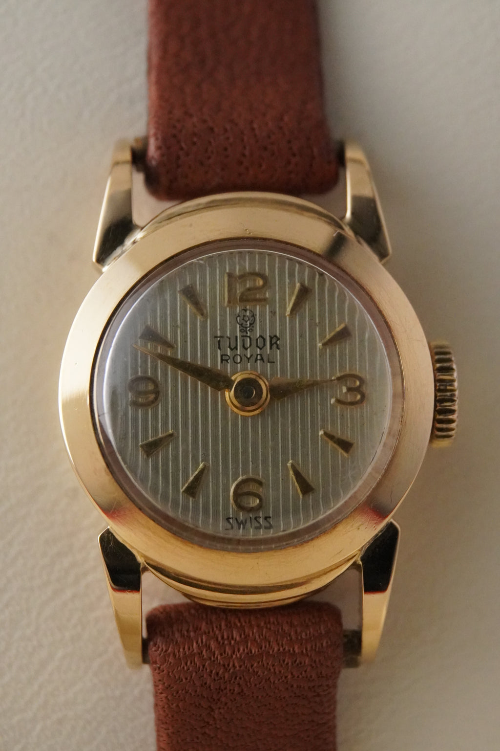 Extremely Rare Ladies Triple-Signed Tudor 18K Solid Yellow Gold Dress Watch (1960s) Cadran strié vertical