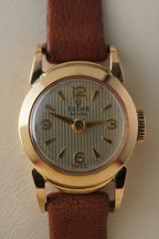 Extremely Rare Ladies Triple-Signed Tudor 18K Solid Yellow Gold Dress Watch (1960s) Cadran strié vertical
