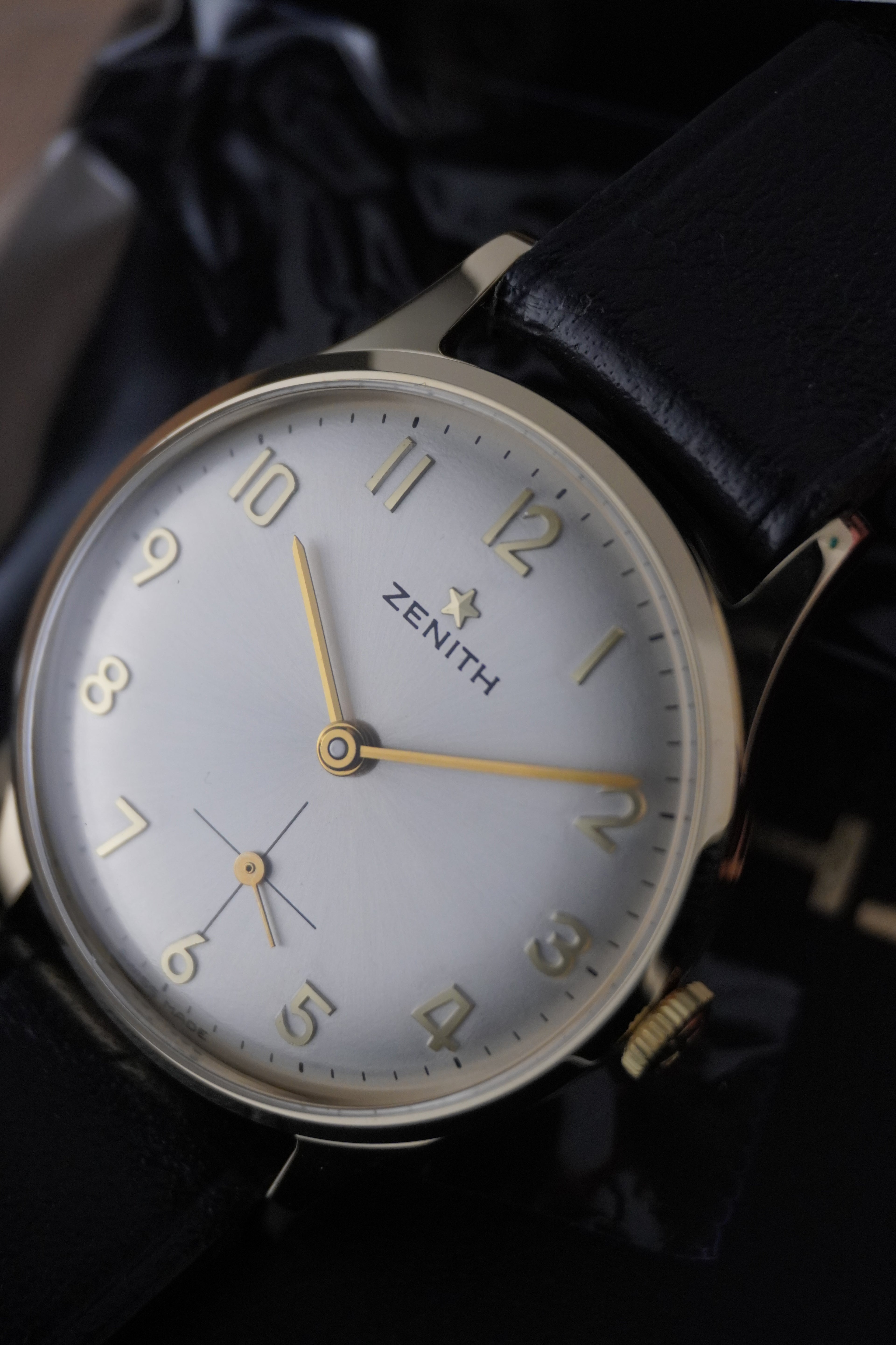 Mint Solid 9ct Yellow Gold Zenith 1960s Gents  Manual Wind Watch – Cal. 2531 – S. Sackman & Sons Case – Full Set with Box & Papers Star Logo