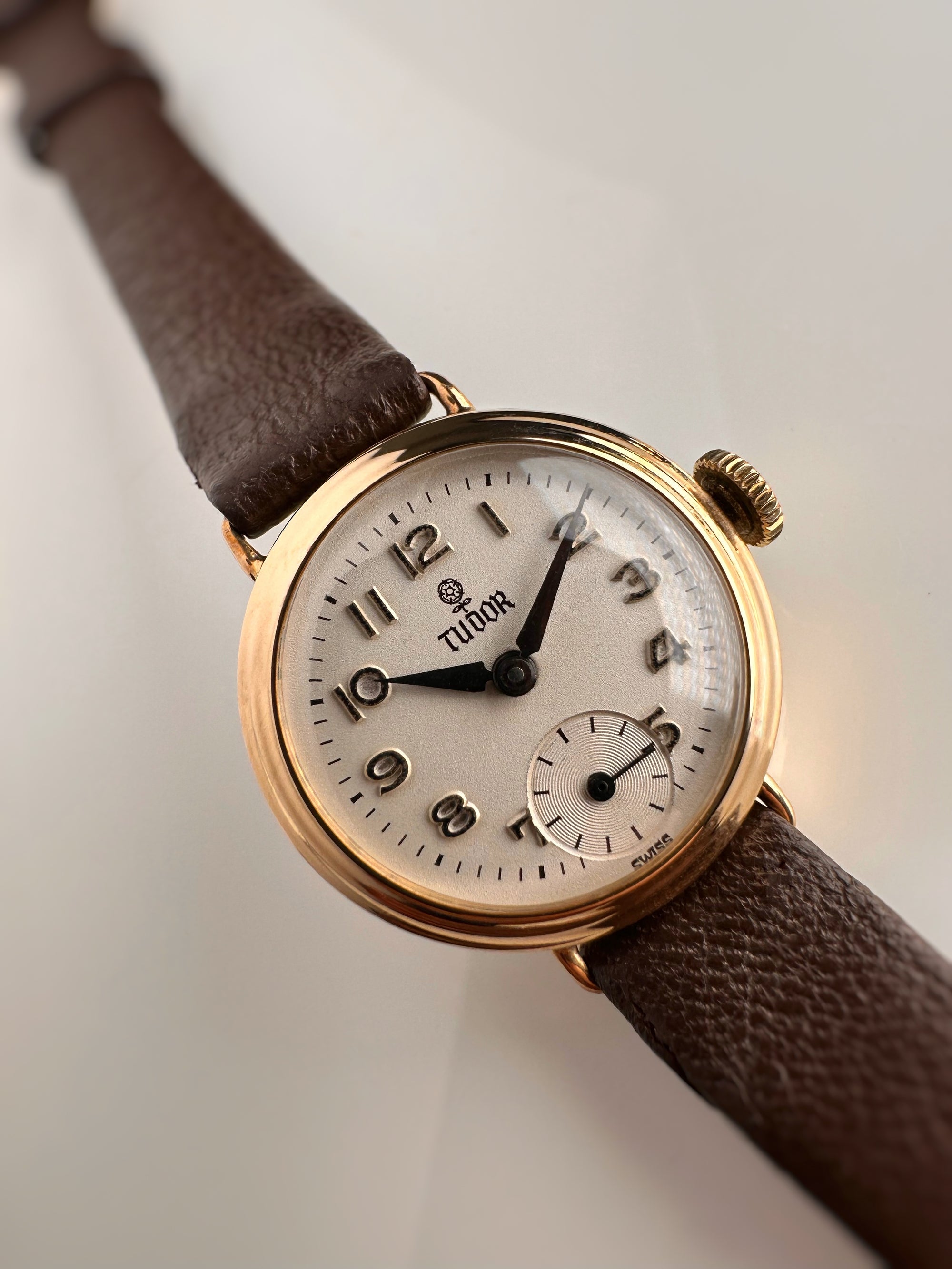 Reloj mecánico Tudor vintage de oro amarillo de 9 quilates para mujer, finales de los años 60