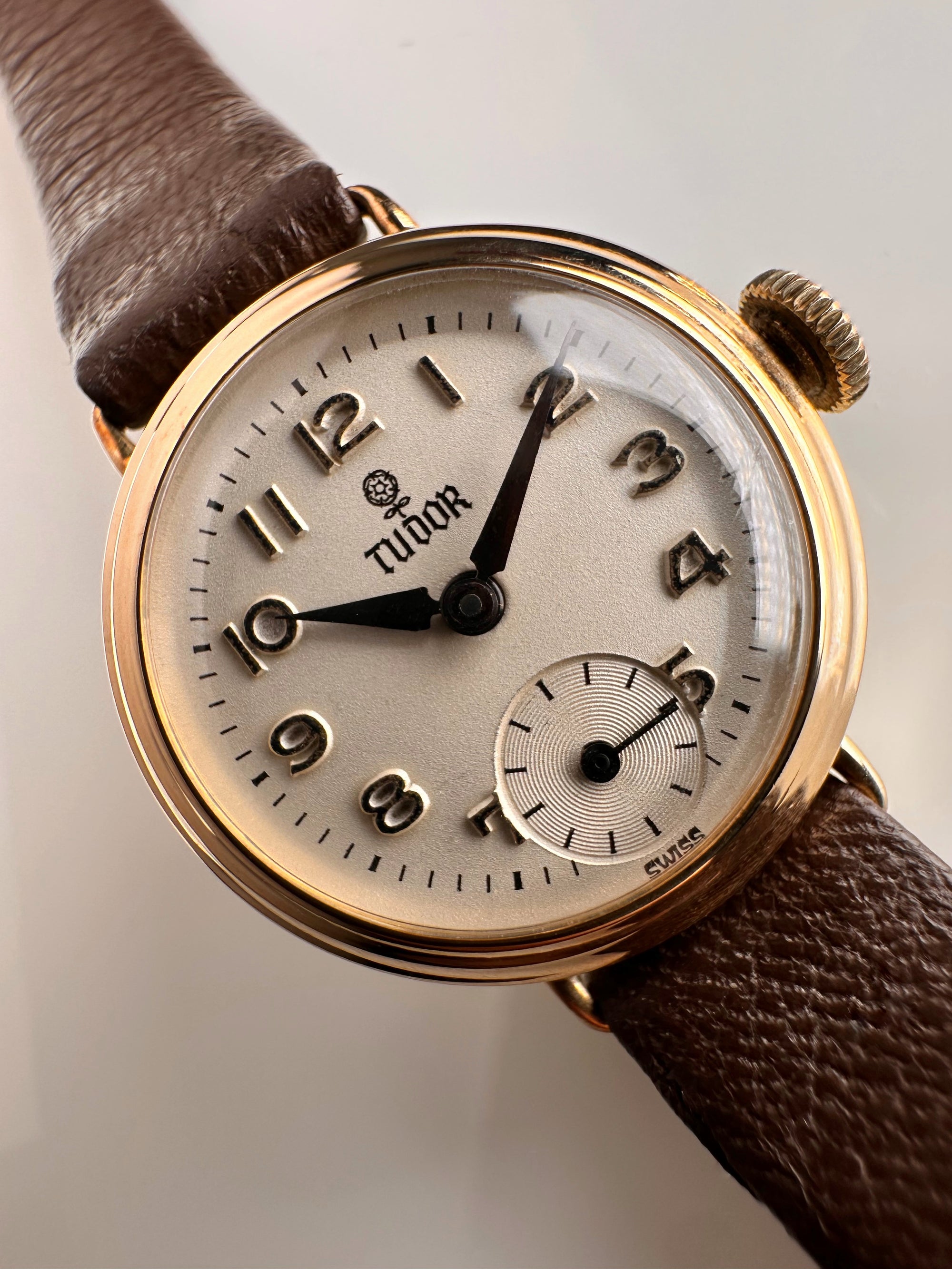 Reloj mecánico Tudor vintage de oro amarillo de 9 quilates para mujer, finales de los años 60
